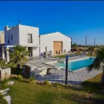 Enchanting With Pool & Lush Garden In Sicily Вилла *