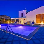 Вилла Enchanting With Pool & Lush Garden In Sicily Пачеко