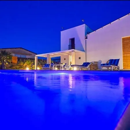 Enchanting With Pool & Lush Garden In Sicily Paceco