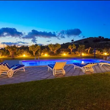 Villa Enchanting With Pool & Lush Garden In Sicily *